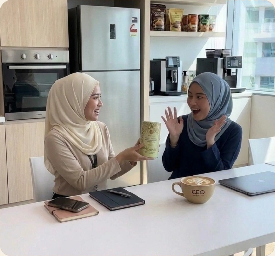 Rakan sekerja menghadiahkan tin CEO Bakes di pantri pejabat