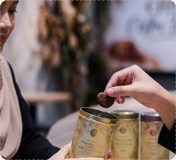 Tangan mengambil biskut dari tin CEO Bakes